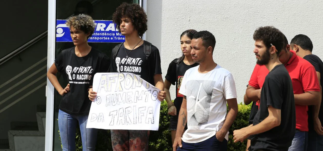 Manifestação em frente à Strans
