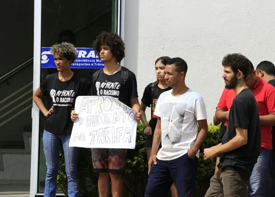 Manifestação em frente à Strans
