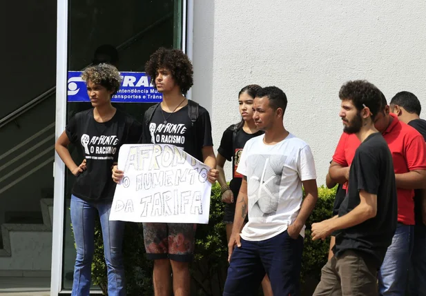 Manifestação em frente à Strans