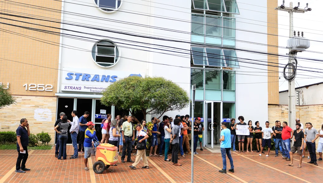 Manifestantes na frente da Strans 