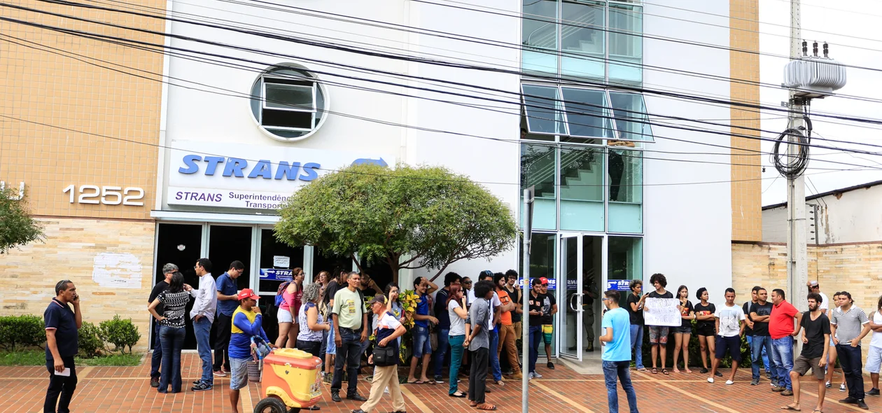 Manifestantes na frente da Strans 