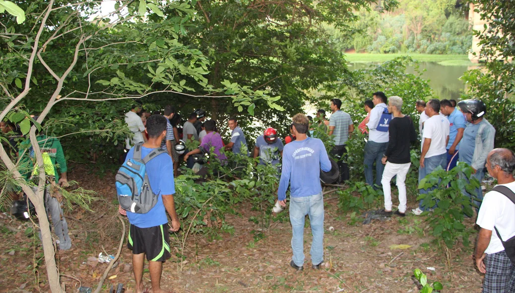 População aguarda o resgate do corpo
