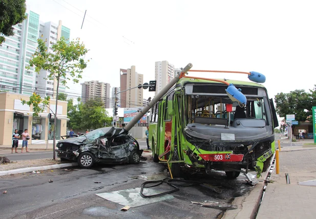 Jovem fica gravemente ferido após colisão com ônibus em Teresina