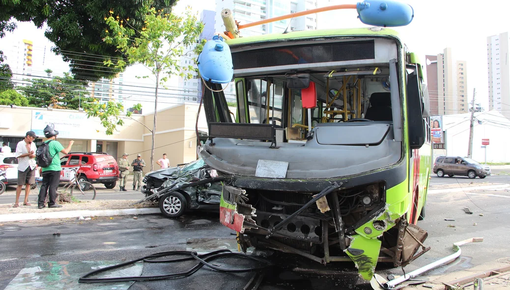 A frente do ônibus ficou destruída