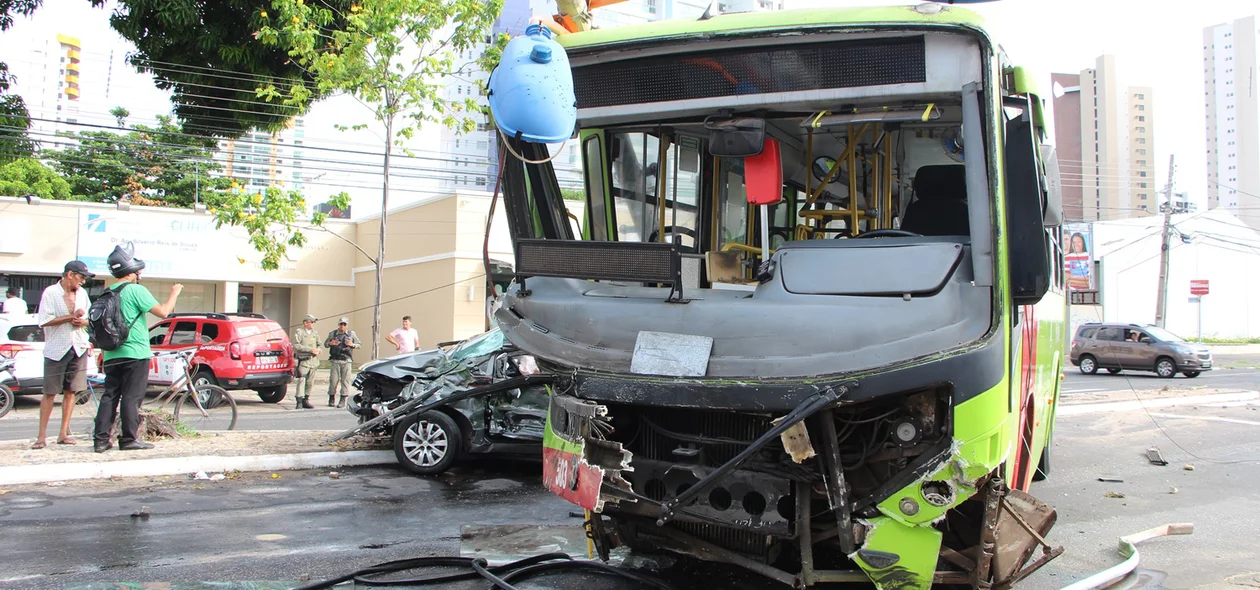 A frente do ônibus ficou destruída