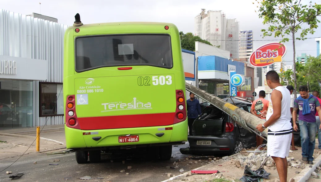 Colisão entre carro de passeio e ônibus coletivo deixa uma pessoa gravemente ferida