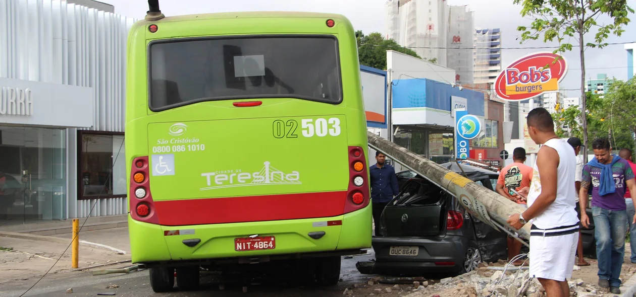 Colisão entre carro de passeio e ônibus coletivo deixa uma pessoa gravemente ferida
