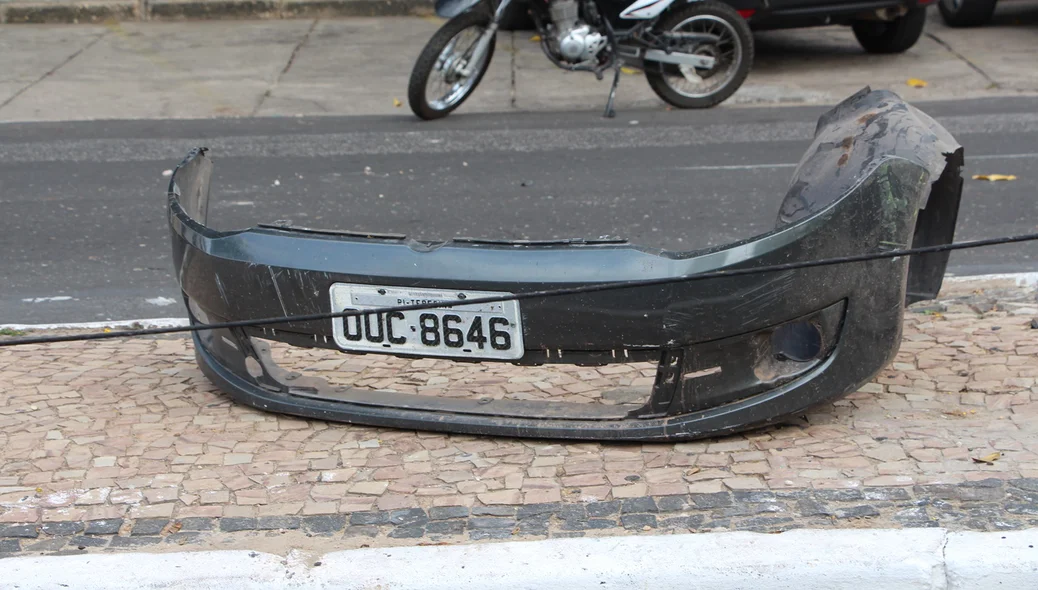 Destroço do veículo de passeio