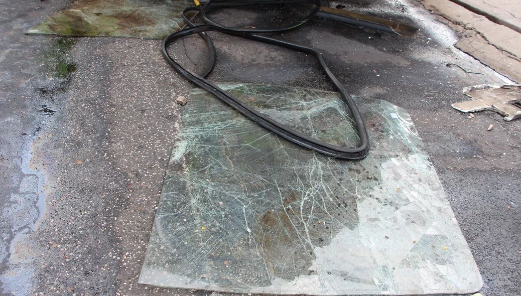 Destroços do ônibus coletivo