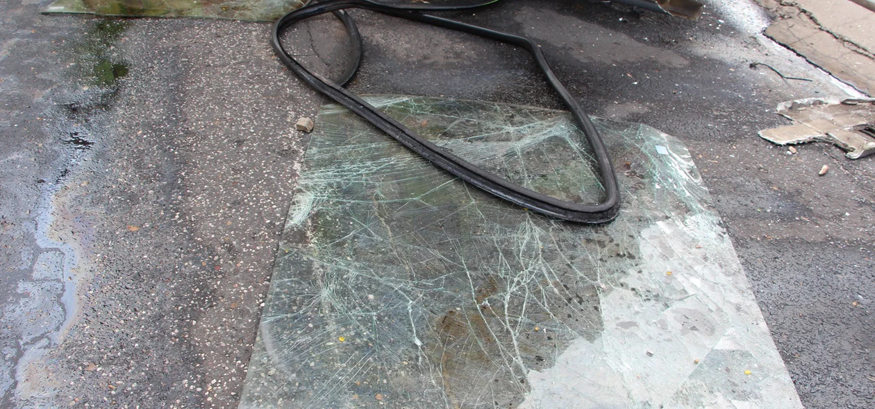 Destroços do ônibus coletivo