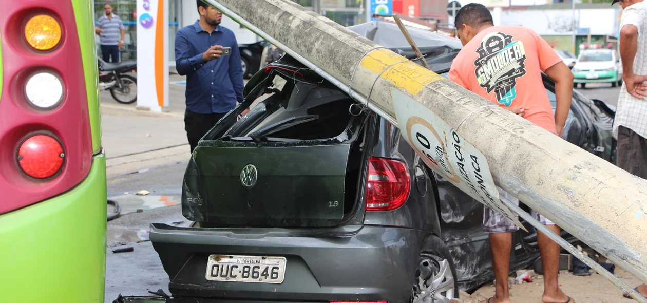 Ônibus colidiu com um poste