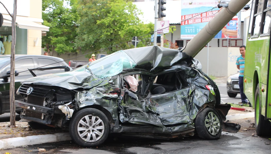 Veículo de passeio ficou totalmente destruído