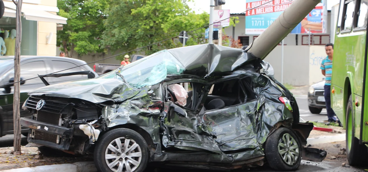 Veículo de passeio ficou totalmente destruído