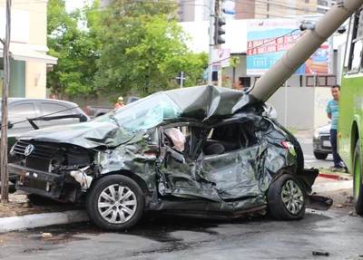 Veículo de passeio ficou totalmente destruído