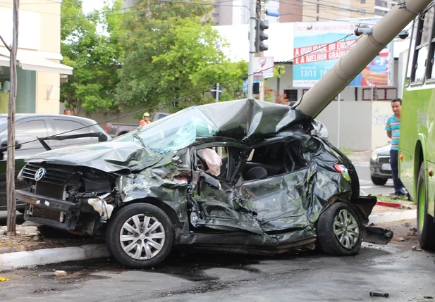 Veículo de passeio ficou totalmente destruído