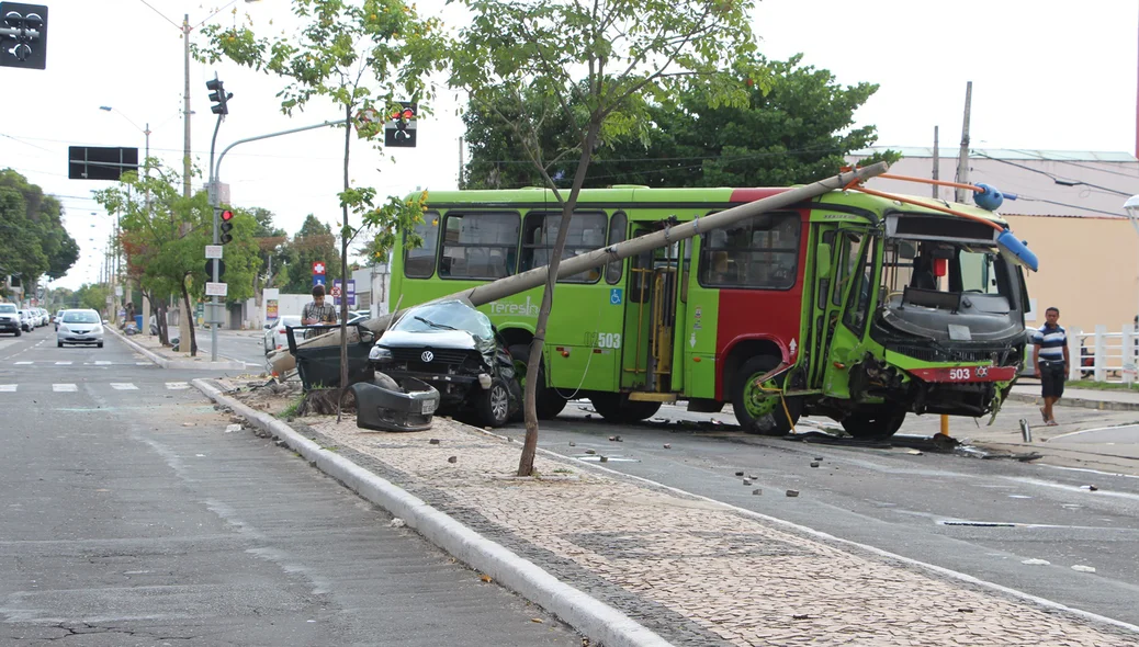 Veículos envolvidos no acidente interditaram a via