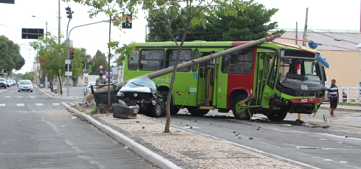 Veículos envolvidos no acidente interditaram a via