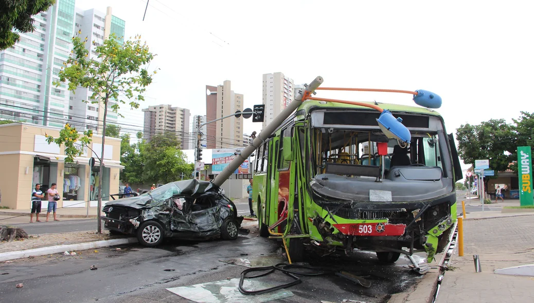 Veículos foram parar na Avenida Jóquei Clube