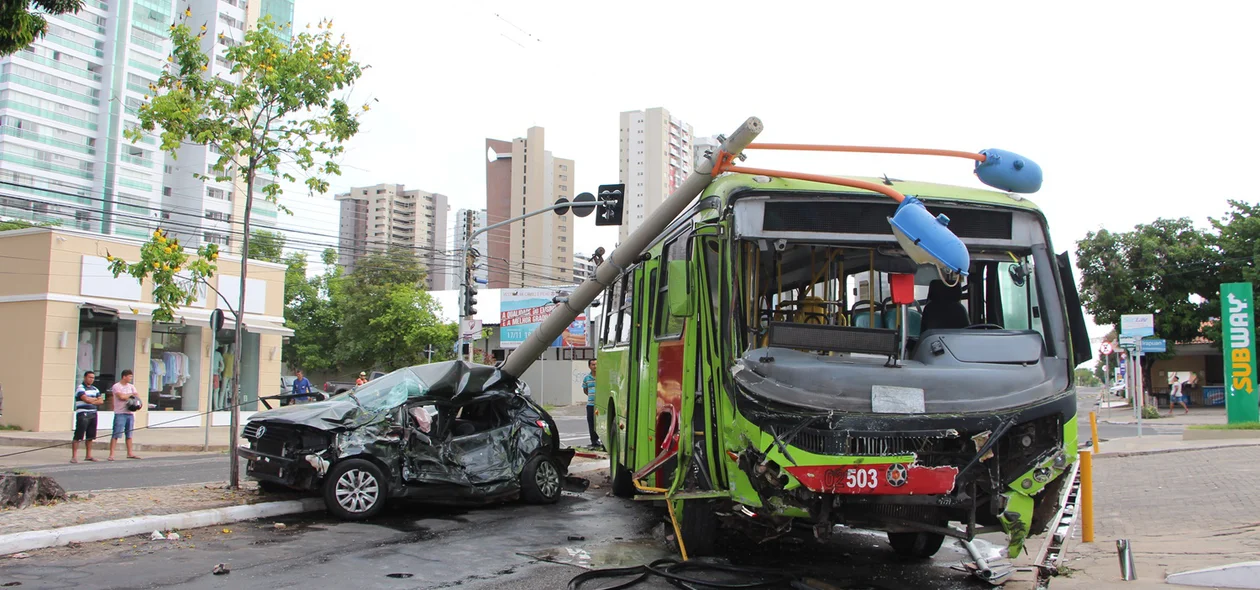 Veículos foram parar na Avenida Jóquei Clube