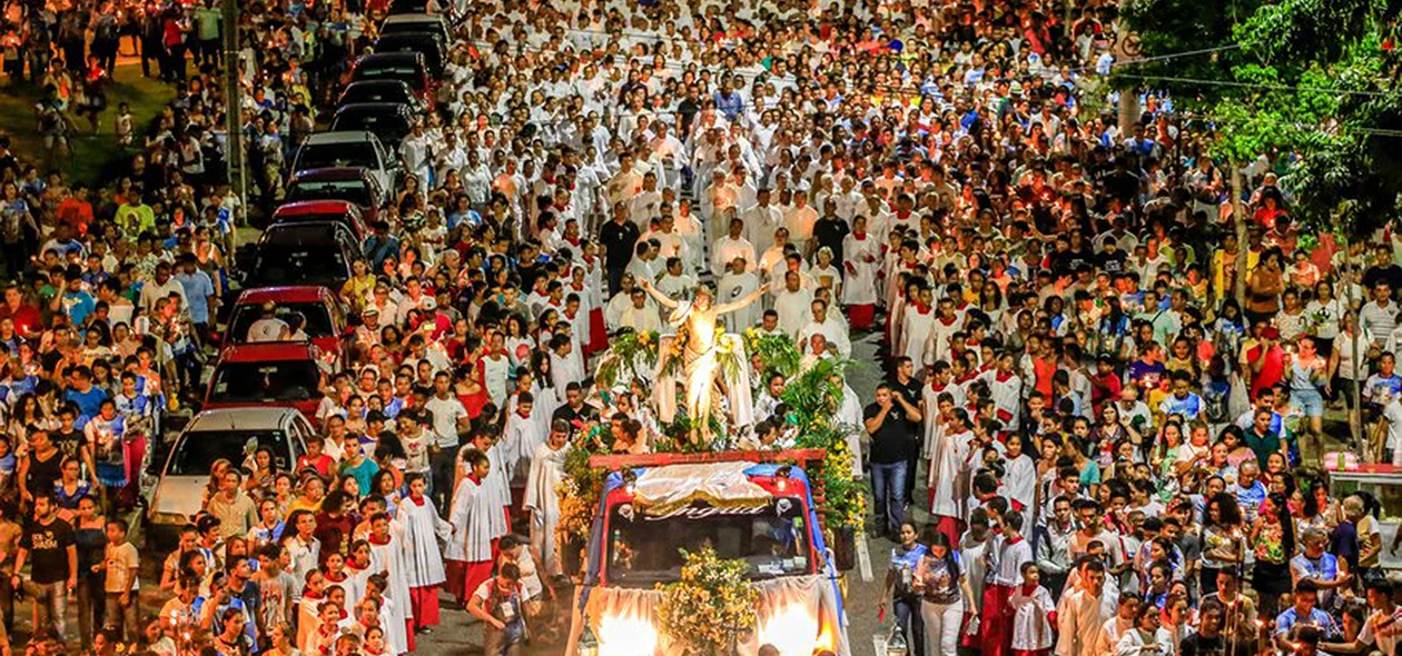 Fiés participam da procissão de Ressuscita com Cristo em Teresina 