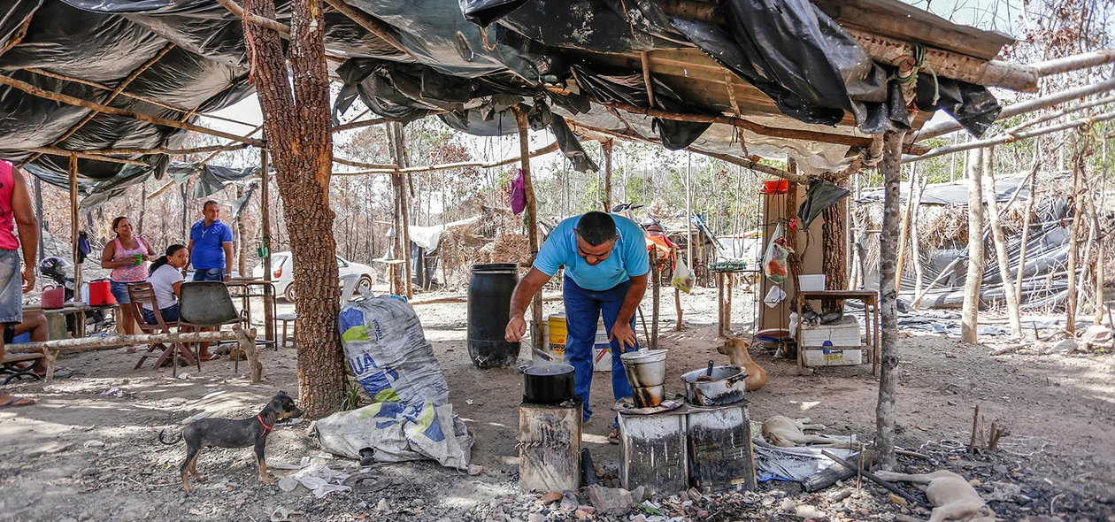 Moradores fazem suas refeições no assentamento  