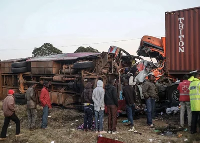 Acidente entre ônibus e caminhão no Quênia