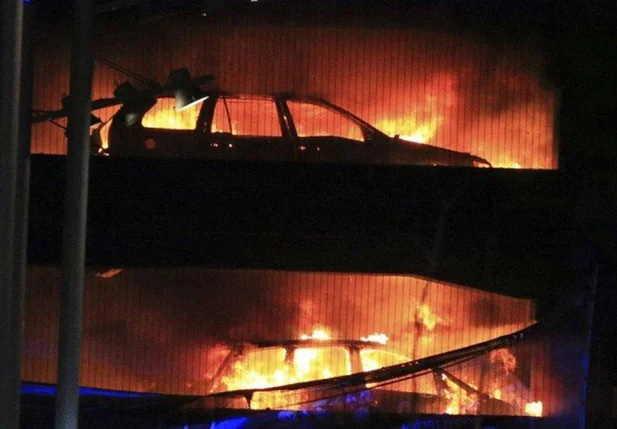 Incêndio destrói mais de mil veículos