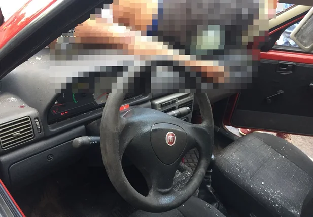 Motoqueiro foi parar no para-brisa do carro
