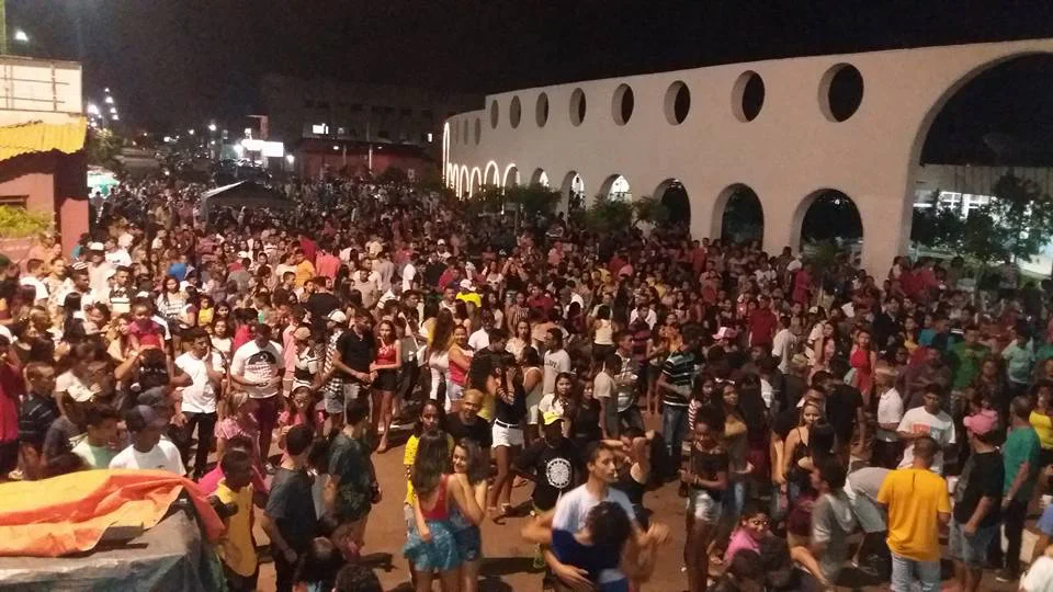 Multidão na cidade de Esperantina 