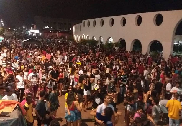 Multidão na cidade de Esperantina 