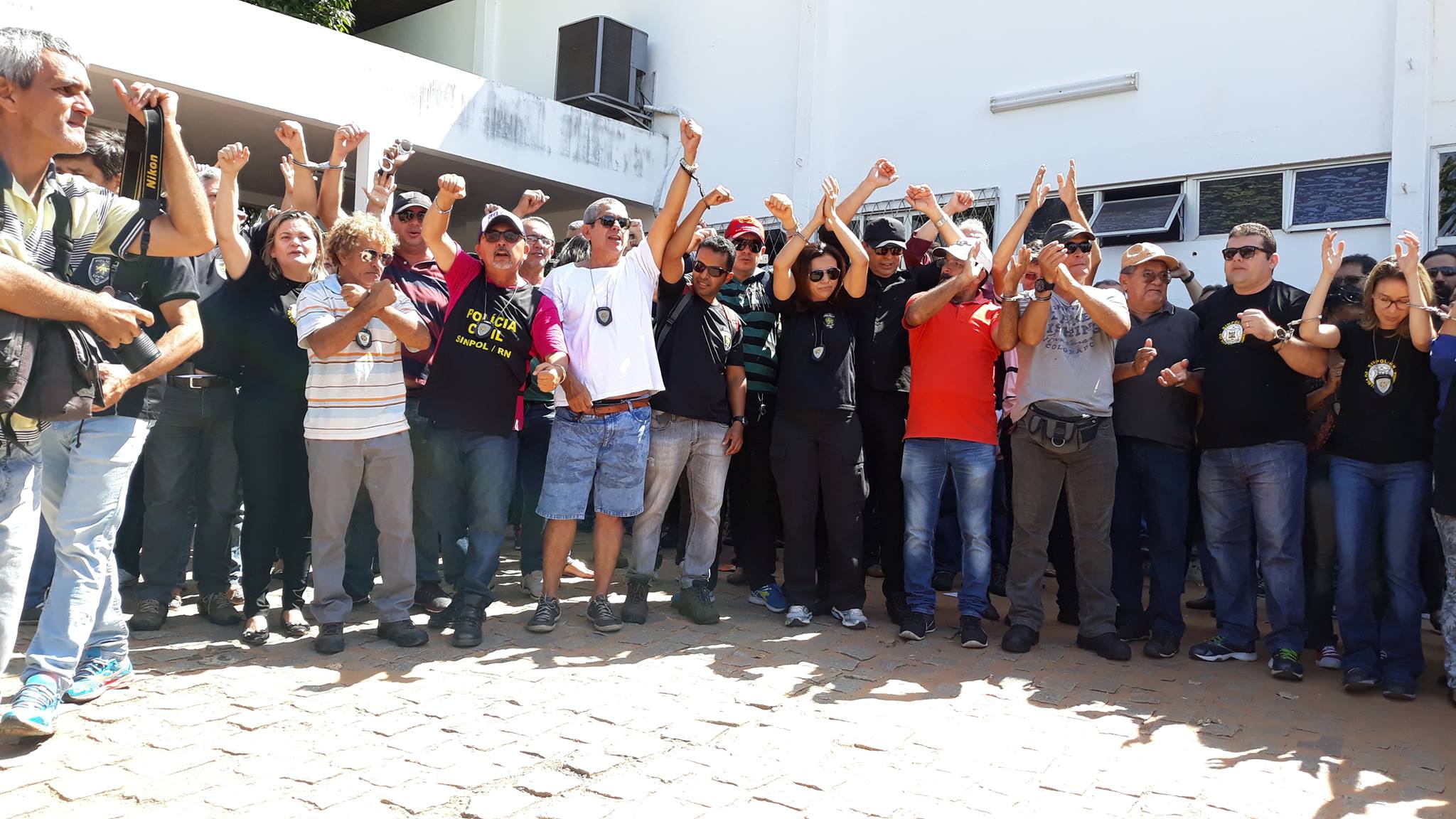 Com algemas, policiais civis se apresentam em delegacia do RN