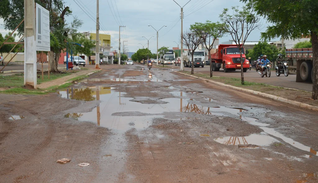 Buracos e lama tomam de conta da pista
