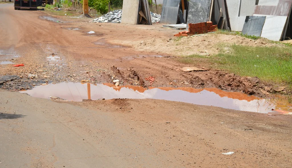 Cratera toma quase a pista toda