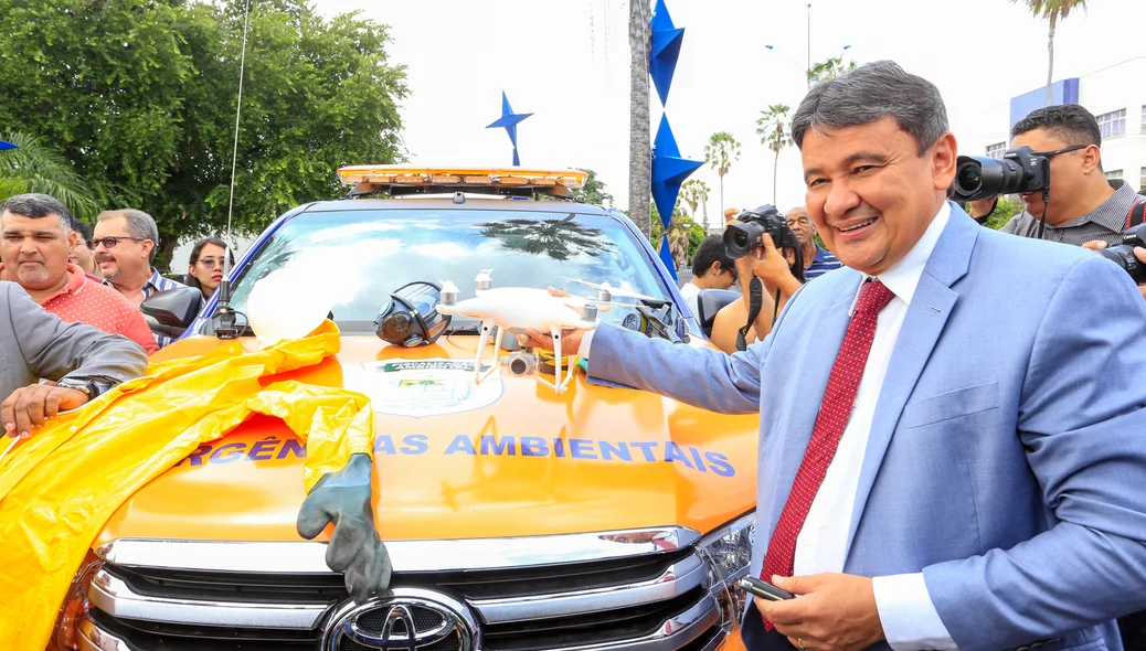 Governador mostrando equipamentos de fiscalizaçãõ