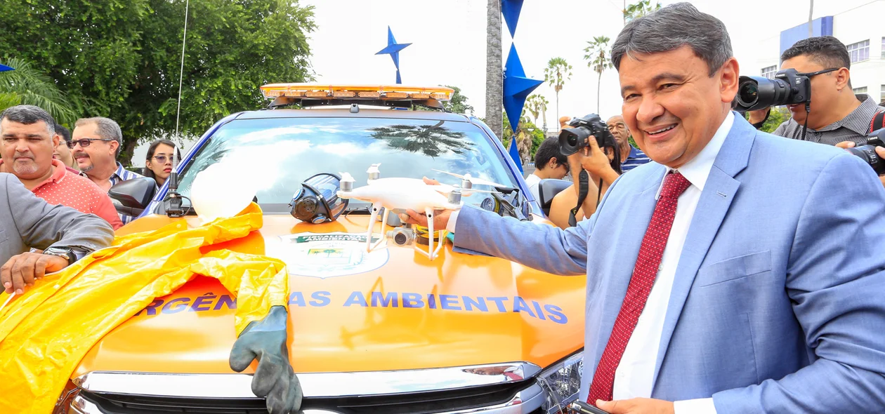 Governador mostrando equipamentos de fiscalizaçãõ