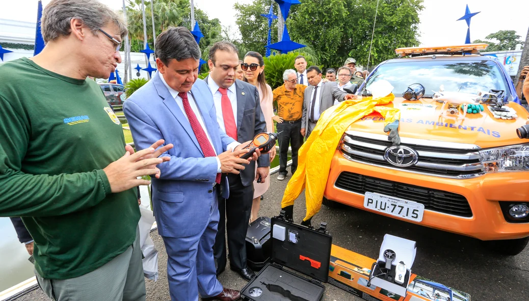 Governador testando equipamentos