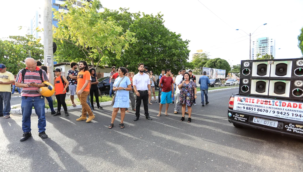 Manifestantes se reúnem em frente a superintendência 