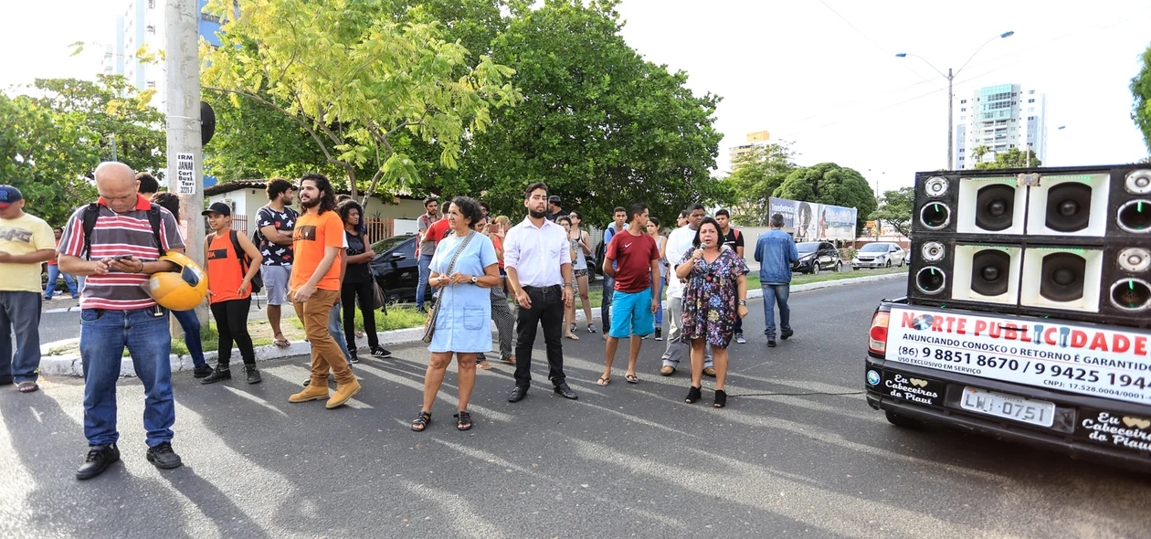 Manifestantes se reúnem em frente a superintendência 