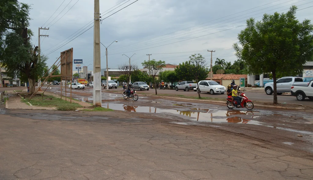 Motociclistas fazem verdadeiros malabarismos para escaparem dos buracos