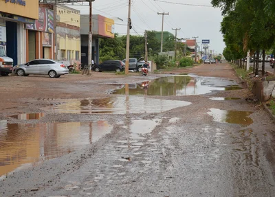 Motociclistas são obrigados a subir na calçada para evitar os buracos