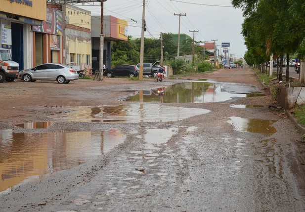 Motociclistas são obrigados a subir na calçada para evitar os buracos