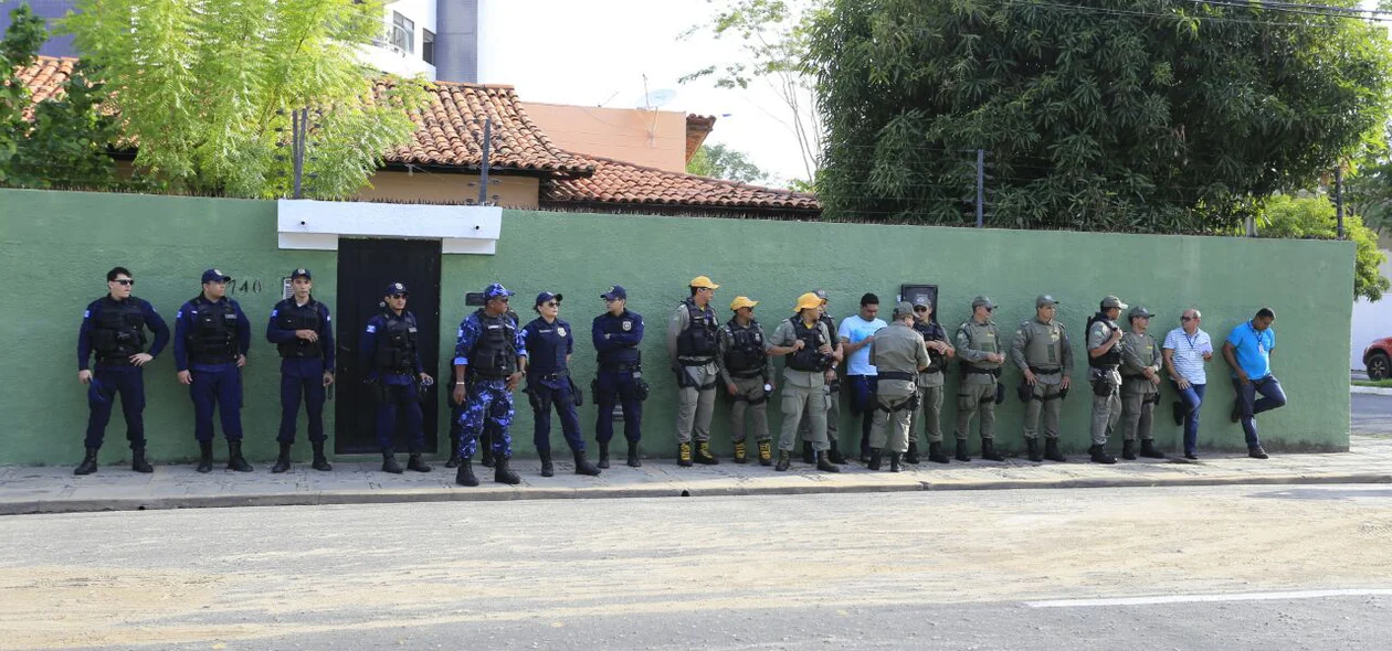 Polícia Militar fazendo a segurança na Semjuv