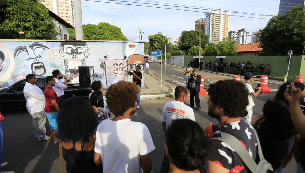 Manifestantes em frente a Semjuv