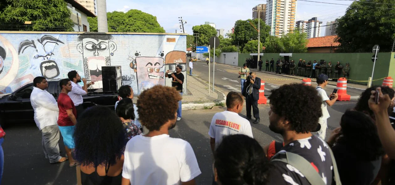 Manifestantes em frente a Semjuv