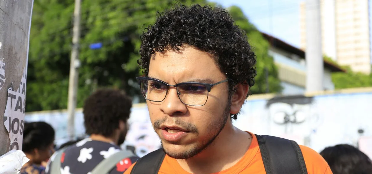 Estudante na reunião para reajuste da passagem de ônibus 