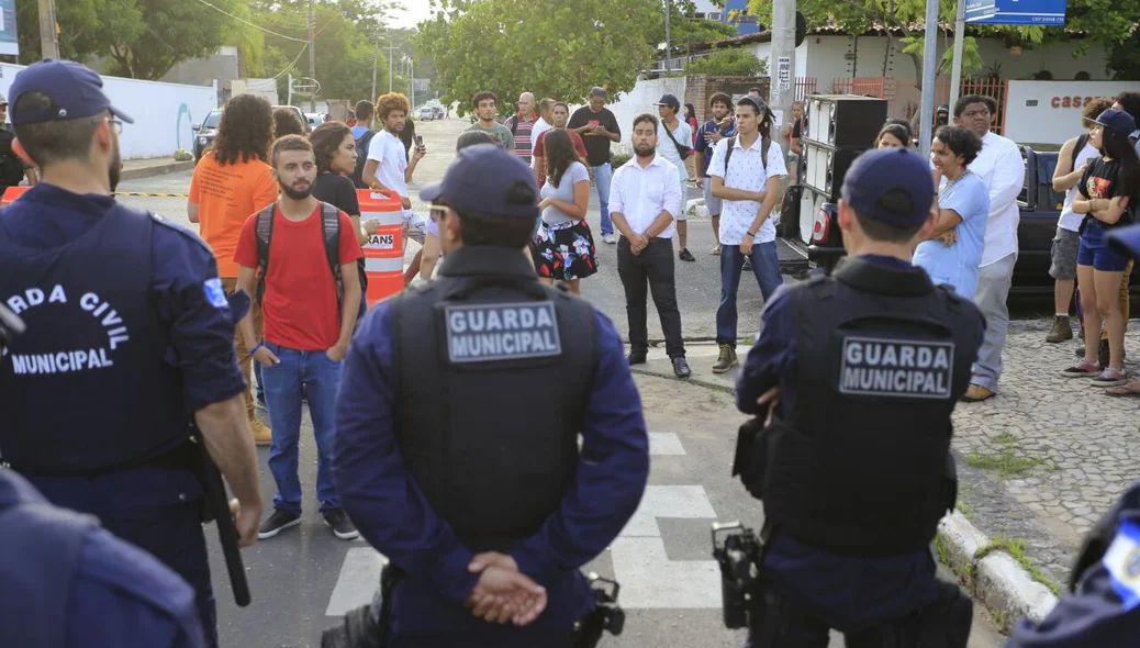 Barreira da Guarda Municipal entre os manifestantes e a Semjuv 