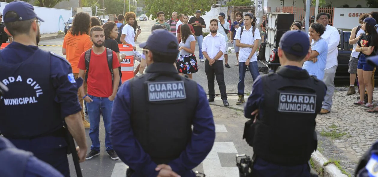 Barreira da Guarda Municipal entre os manifestantes e a Semjuv 