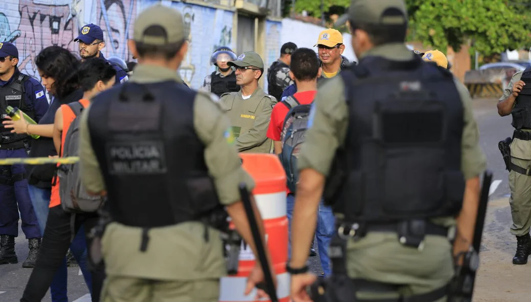 5º BPM fazendo a segurança na reunião para reajuste da passagem de ônibus 