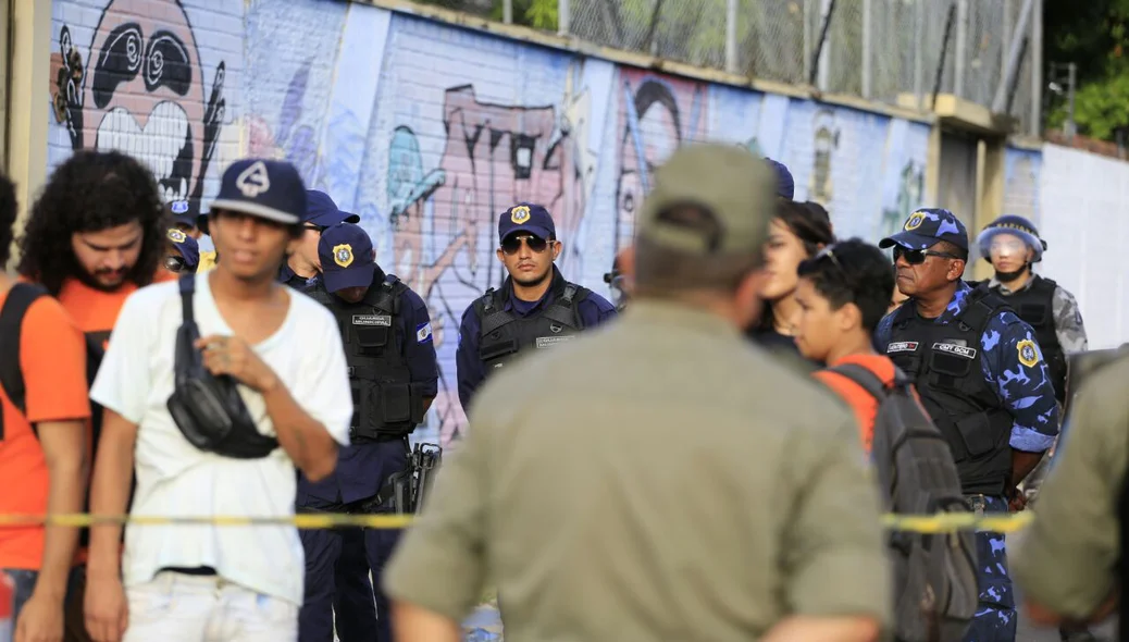 Barreira da PM entre os manifestantes e a Semjuv 