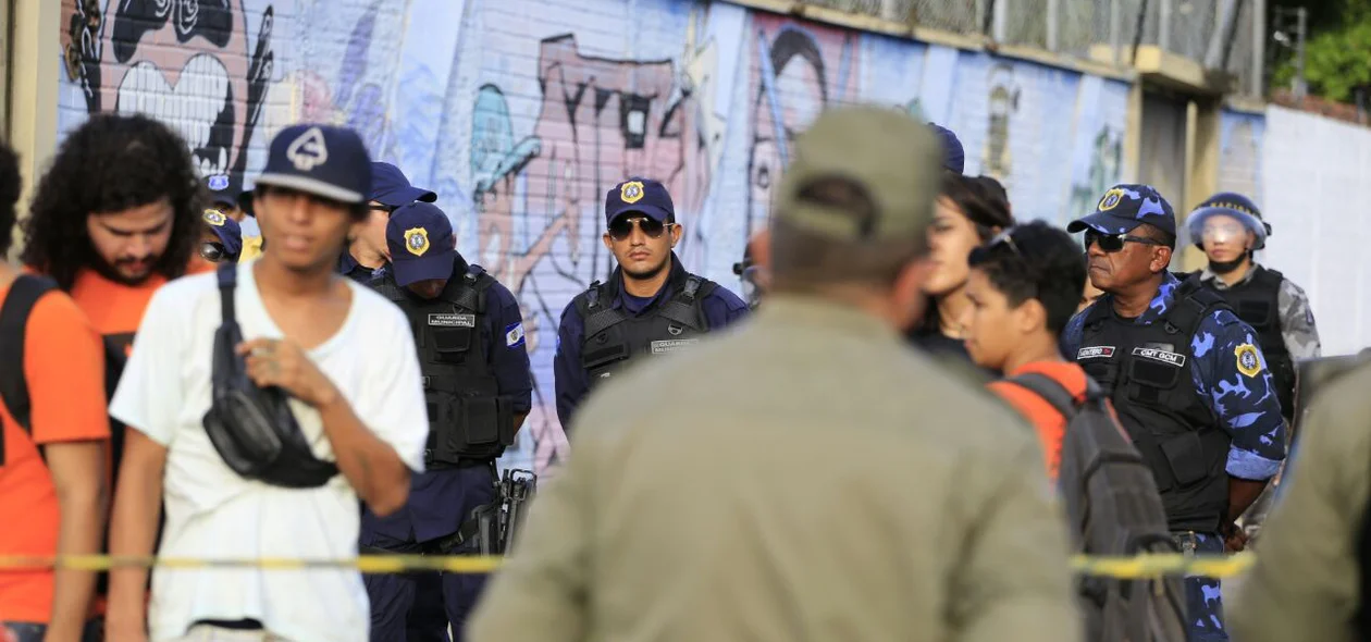 Barreira da PM entre os manifestantes e a Semjuv 